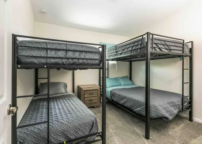 Walk To Old Town, Free Heated Pool W Waterfall Holiday home *
