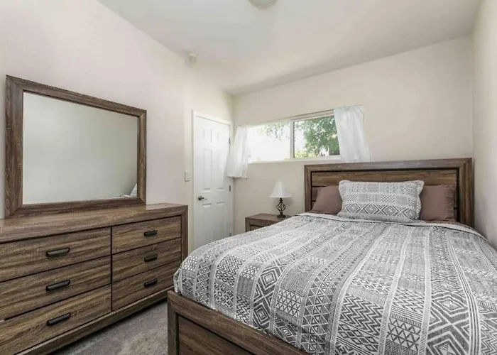 Walk To Old Town, Free Heated Pool W Waterfall Holiday home *