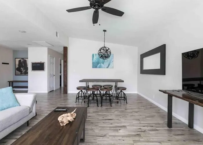 Walk To Old Town, Free Heated Pool W Waterfall Holiday home *